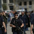 Упуцана двојица полицајаца у Паризу након што им је мушкарац отео пиштољ