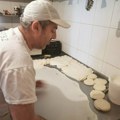 On napravi 100 tepsija bureka u jednoj smeni! Ljuboje je čuveni pekar iz Čačka i jednu stvar ne razume: "Mladi neće ovo da…