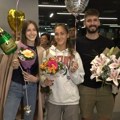 Divna scena sa Beogradskog aerodroma: Cveće i "šampanjac" čekaju Angelinu i Adrianu, tu je drugarica iz tima