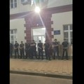 Aktivisti ispred policijske stanice u Loznici, policajci blokirali ulaz u zgradu „Stiglo naređenje iz Beograda da ih…