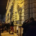 UŽIVO VIDEO Protest u Novom Sadu: Ispuštene fekalije na Gradsku kuću, polomljeni prozori