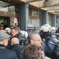 FOTO, VIDEO Blokada zgrade suda u Novom Sadu: Traži se oslobađanje svih uhapšenih na protestima