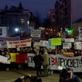 (FOTO/VIDEO) Protest u Kragujevcu: „Šta će mi stan, kad nemam državu“