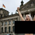 Skandal u Berlinu na dan izbora Feministkinje u znak protesta skinule odeću i poslale poruku Putinu?!