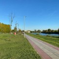 "Ulice pod vodom, a oni u gumama za plivanje": Pogledajte kako su građani iskoristili potop u Borči (Foto)