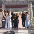 “Srce da pukne, deco, svaka čast”: Umesto na matursko veče, maturanti došli ispred suda u Užicu da podrže uhapšenog druga…