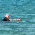 Turista u Grčkoj bez oklevanja skočio u more da spasi mače koje se davilo (VIDEO)