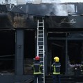 (Foto, video) restoran totalno spaljen, dimi se i dalje, srča po ulici: Požar u poznatom lokalu na Banovom brdu, saobraćaj i…