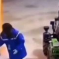 Snimak sa benzinske pumpe nasmejao internet do suza Radnica se ''izgubila'' prvog radnog dana na poslu, pogledajte kako je…