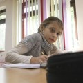 Eldina jedini đak u usamljenoj školi na srpskoj planini: Učiteljica prelazi 20 km da bi joj pružila znanje