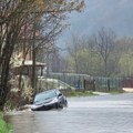 Vozač ostao zaglavljen u potopljenom autu kod Požege Proglašena vanredna odbrana od poplava, na ovoj reci vodostaj će još da…