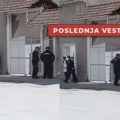 Policija privela dva učenika u Zrenjaninu? Građani tvrde da je bilo i fizičkog nasilja [VIDEO] Policija privela dva učenika