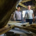 Suncokret obećava odličan rod: Ministar Glamočić na imanju Radisavljevića, spoj moderne tehnologije i vodenice stare 160…