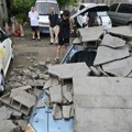 (Uznemirujući video) Dečaka odnelo more pred roditeljima! Evakuisano milion ljudi, otkazani letovi, zaustavljen saobraćaj, ali…