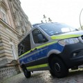 Automobil uleteo u grupu ljudi kod Hanovera, policija pucala na vozilo