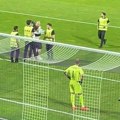 Pojavio se novi snimak: Evo kako je obezbeđenje savladalo navijača Srbije zbog kog je Jordan napustio utakmicu