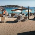 "Onda kažu Hrvatska skupa!" Samo ulazak na ovu plažu u Grčkoj je 5€, a evo šta vam sve još naplate - ležaljke na komad!