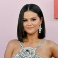 Haljinom od 4.500 dinara oduvala konkurenciju: Selena Gomez izdominirala na crvenom tepihu, zbog njene toalete gore mreže…