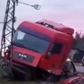 FOTO, VIDEO: Jedna osoba povređena u teškom sudaru kamiona i automobila kod Apatina