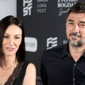 Ovako su Sloboda Mićalović i Vojin Ćetković izgledali na venčanju: Glumica sa šiškama preko očiju, on sa pederušom u…