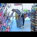 (Video) Sramna krađa igračaka u Novom Sadu: Ušetali u prodavnicu i „pozajmili“ jednu