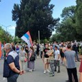 "Izdaja, Izdaja": Novi protest Srba ispred zgrade Vlade Crne Gore zbog podrške sramnoj Rezoluciji o genocidu u Srebrenici…