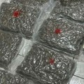 Policija mu u stanu našla "cigle" droge, paketi obeleženi crvenim žigom: Uhapšen muškarac u Sremskoj Mitrovici