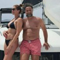 (Foto): Nekadašnja voditeljka "Pinka" se baškari sa mužem biznismenom na jahti: U petoj deceniji se skinula u bikini, a tek…