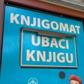 Instalirani knjigomat i polica za knjige u biblioteci