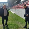 Gradonačelnik Leskovca obišao stadion gde se sanira teren sa travom