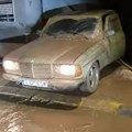 Pokrenuo motor Mercedesa W123 danima nakon poplave i izvukao ga iz potopljene garaže