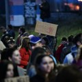 Blokiran Pančevački most: Građani se okupili u znak podrške studentima (foto)