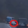 Ovaj snimak će vam zalediti krv u žilama! Jurio u rikverc na magistralnom putu kod Novog Pazara (video)