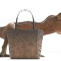 Zaboravite "birkinke", bizarni trend ostvara svet: Kupite torbu iz laboratorije, original tiranosaurus reks
