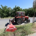 Krči se nepoželjna vegetacija radi bolje prohodnosti i preglednosti putnih pravaca