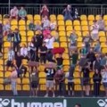 Posle "crvenog kartona" za Baraka Bahara, videli smo najluđe teranje trenera: Navijači bacali kofere u teren