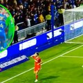 Navijač posle gola u nadoknadi želeo da udari igrača Ipsviča (video)