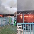 Gori magacin poznate firme: Drama u Čelarevu, oblak crnog dima prekrio nebo (Video)