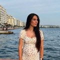 Milica Mandić objavila sliku sa ćerkicom: Drži je u naručju, krenule u šetnju, a ona blista u miniću sa karnerima (foto)