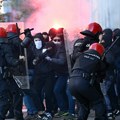(Video) Žestoki sukobi na ulicama evropske zemlje: Profašistička stranka bacala kamenice na policiju, levičari probili kordon…