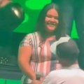 Romantika se pretvorila u noćnu moru Zaprosio devojku pred hiljadama ljudi na koncertu, ali kod kuće ga je čekala ona! (video)…