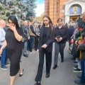 Uplakani izlaze iz crkve, ćerka Marija sa decom, a za njom voditeljka Gloria koju je general ludo voleo