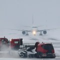 Kolaps na evropskom aerodromu! 500 putnika ostalo zarobljeno u avionima čitavu noć zbog snežne mećave, otkazano više od 100…
