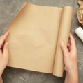Papir za pečenje je jednako koristan u kupatilu koliko i u kuhinji: Ovo će vam otvoriti oči i poprilično skratiti mukotrpan…