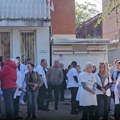 Protest radnika Dom zdravlja u Gračanici zbog hapšenja srpskih direktora, u Lipljanu skup podrške uhapšenima