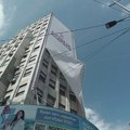 BLOG UŽIVO Građani pocepali deo platna sa zgrade: Sve veći broj ljudi ispred Palate Albanija, prisutna i policija