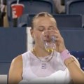(VIDEO) Šta to usred meča pije Amanda Anisimova?