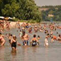 FOTO Osveženje i odmor na novosadskoj Štrand plaži: BEG OD ŽEGE NA +40!