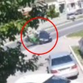 Auto prelazi preko pune, devojka udara direktno u vozilo! Nije imala šanse da zakoči, snimak iz Stare Pazove sve otkriva…