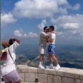 (Video) Gej par se verio na vrhu Njegoševog mauzoleja na Lovćenu
